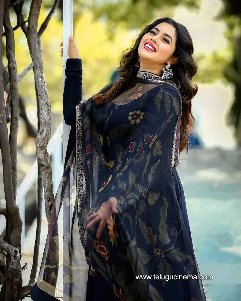 Poorna Stills 300122 003