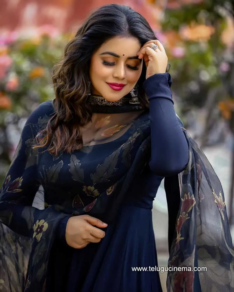 Poorna Stills 300122 006