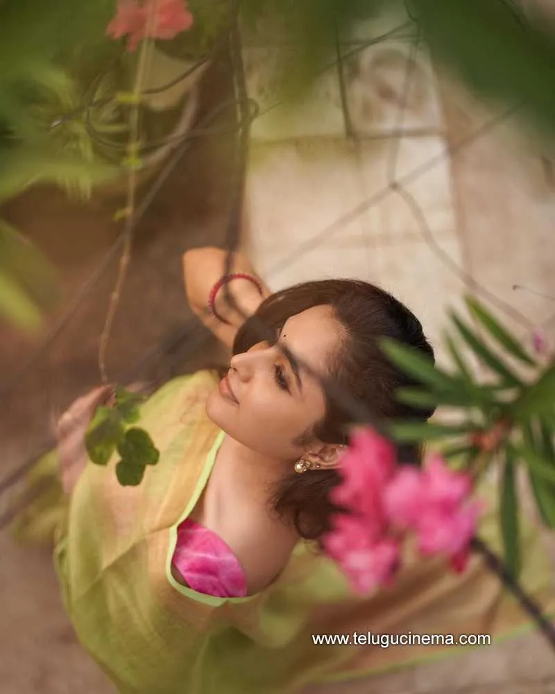 Priyanka Stills 300122 001