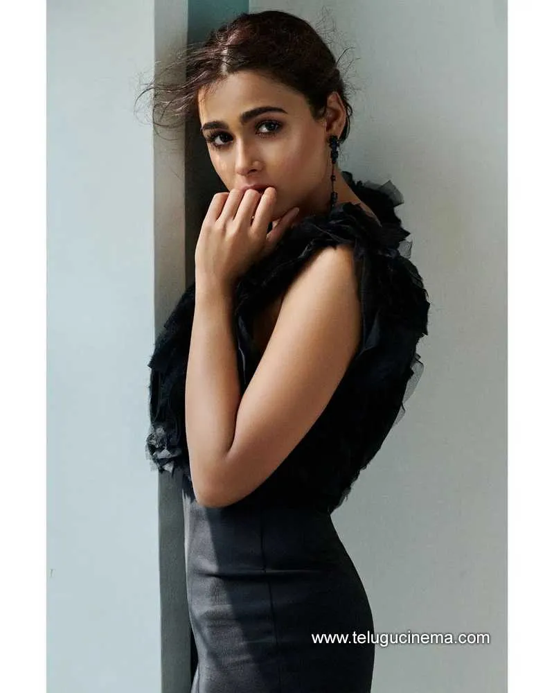 Shalini Stills 280122 002