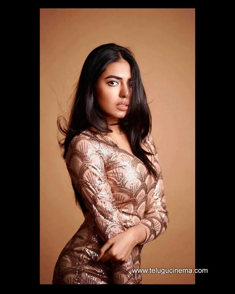 Shivani Stills 010122 004