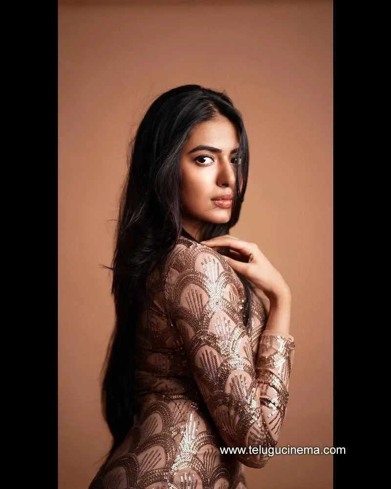 Shivani Stills 010122 005