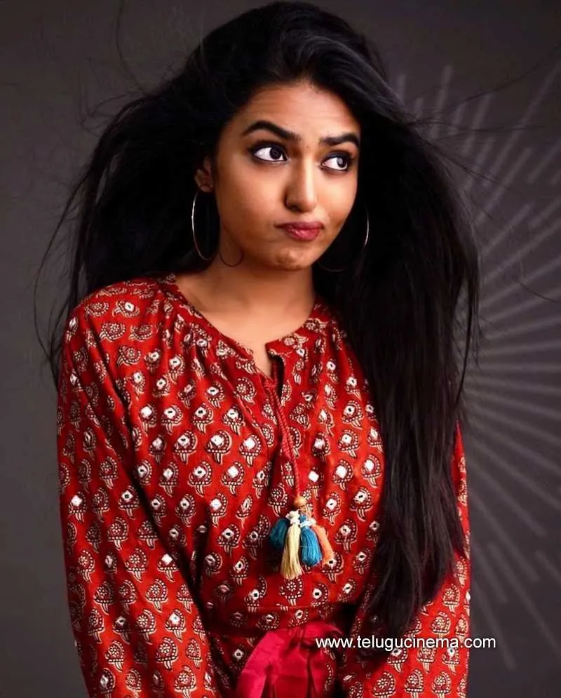 Shivani Stills 080122 002