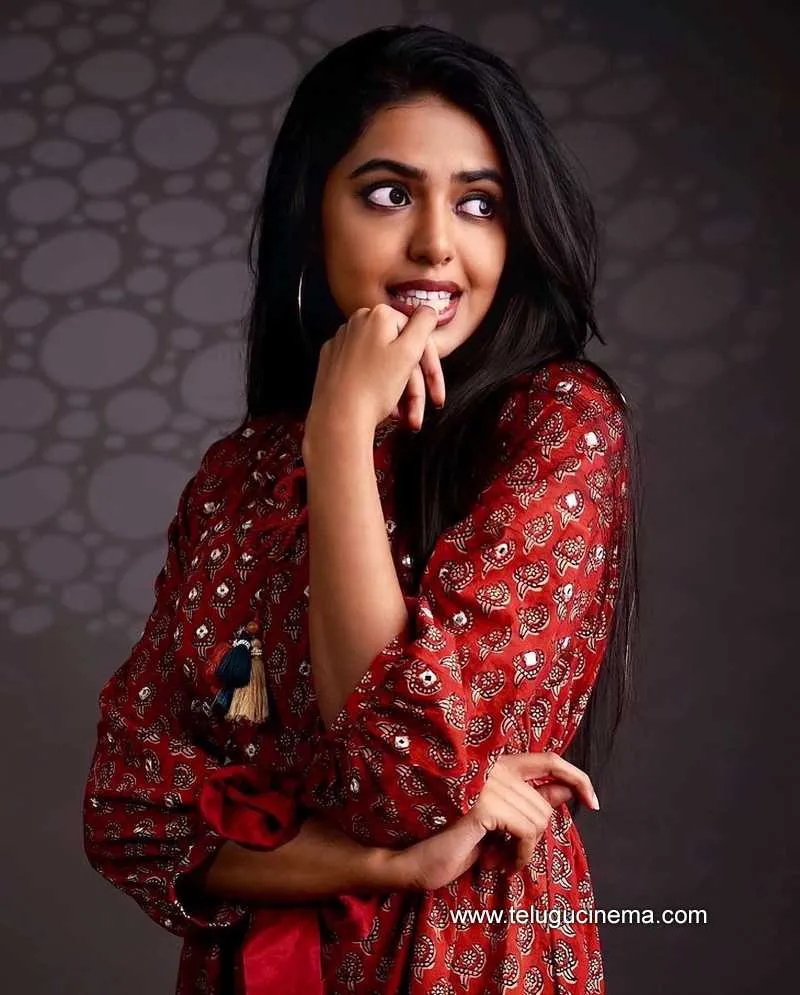 Shivani Stills 080122 004