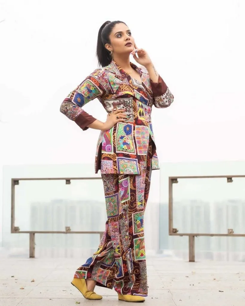 Sreemukhi Stills 060122 004
