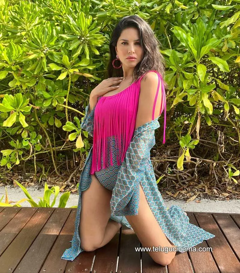 Sunnyleone Stills 100122 001