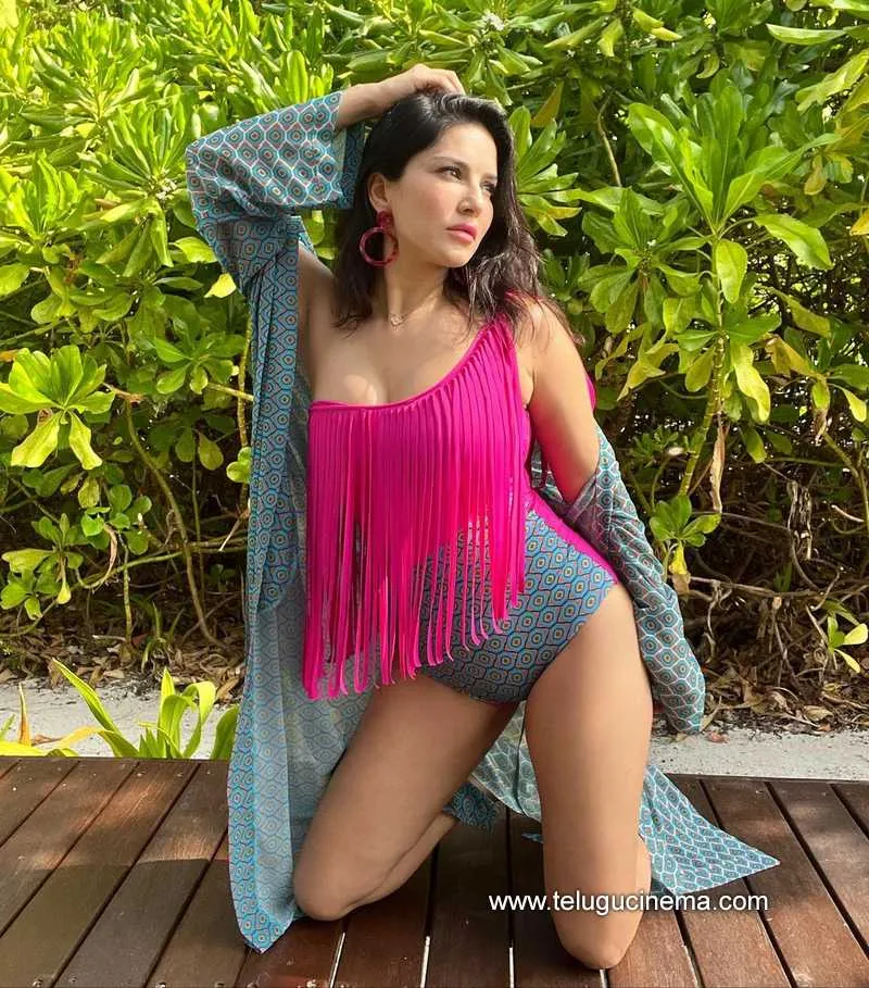 Sunnyleone Stills 100122 003
