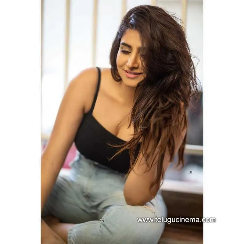 Varshini Stills 020122 001