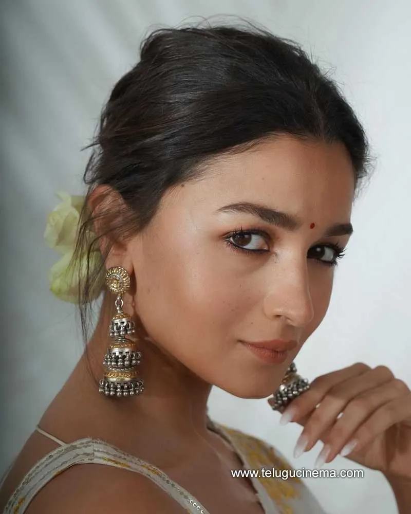 Alia Stills 040222 002