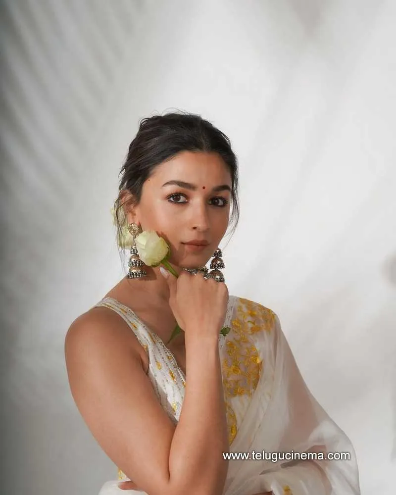 Alia Stills 040222 003