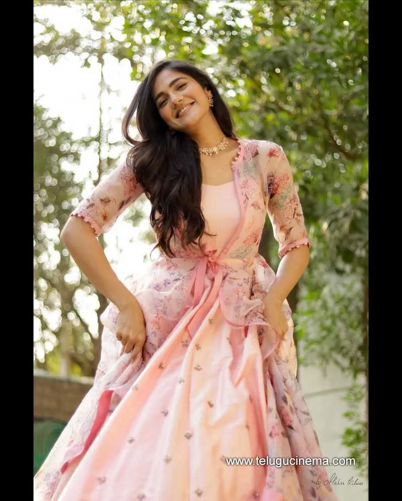 Iswarya Stills 140222 001 1