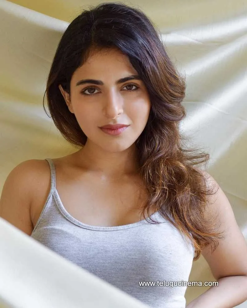 Iswarya Stills 140222 001
