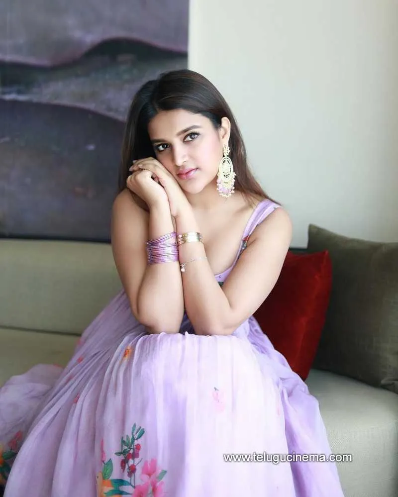 Nidhhi Stills 100222 001