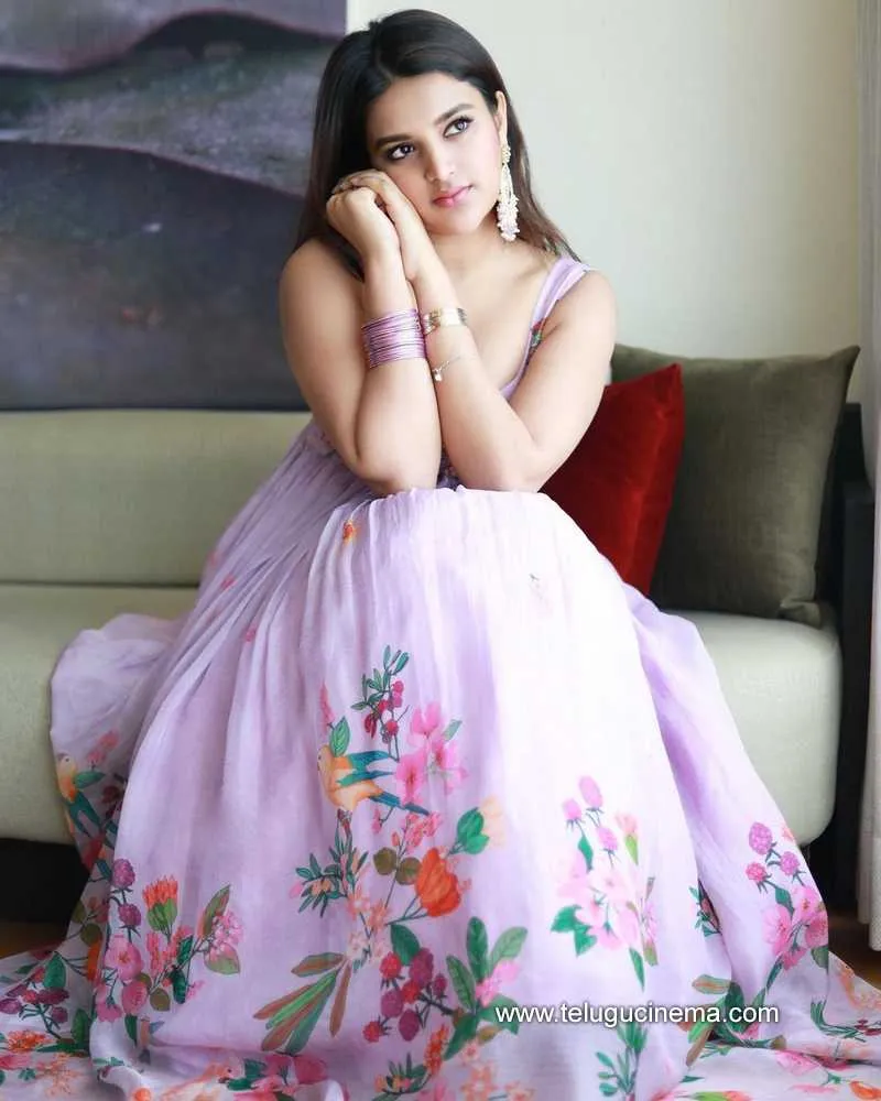 Nidhhi Stills 100222 002