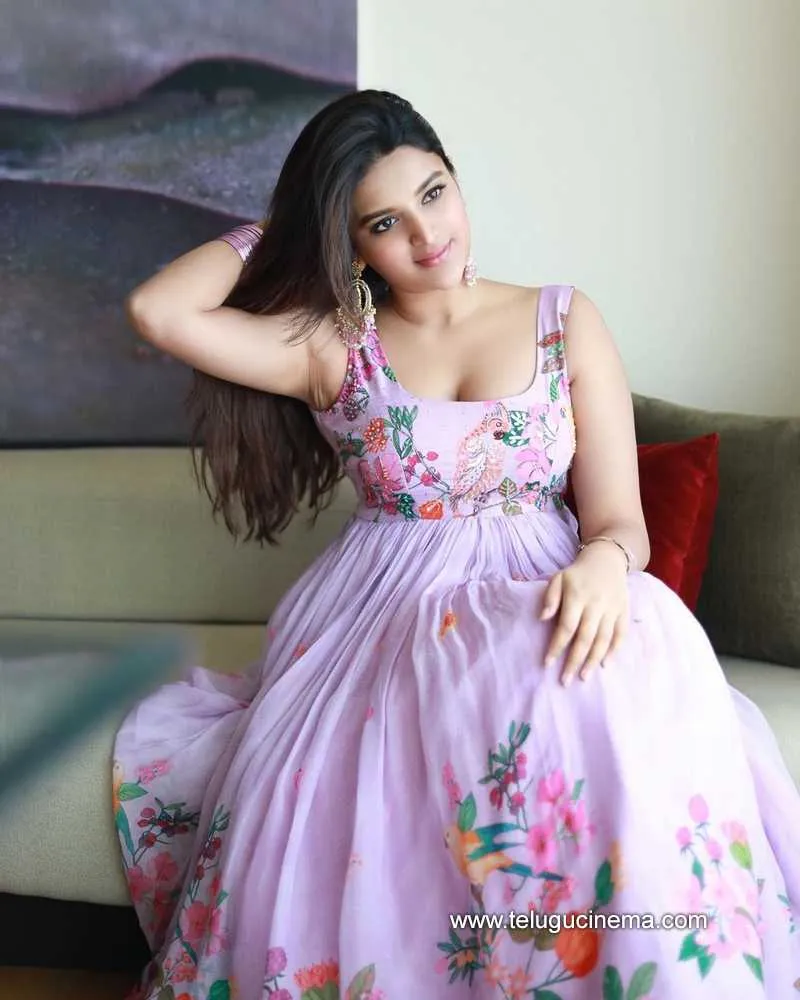 Nidhhi Stills 100222 003