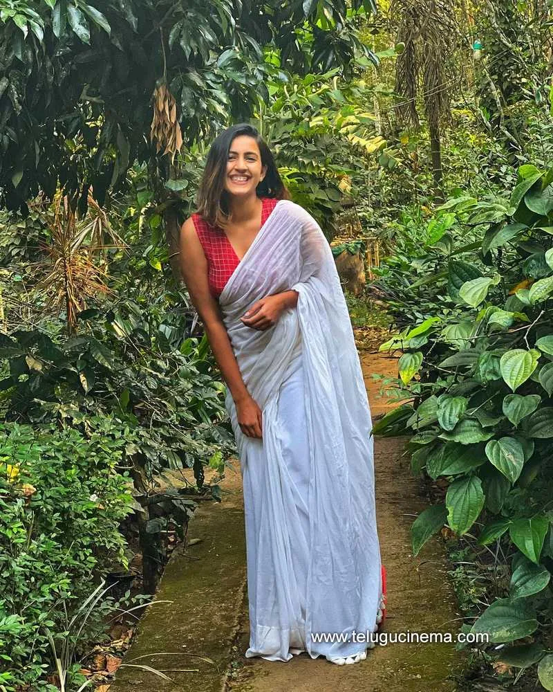 Niharika Stills 110222 001