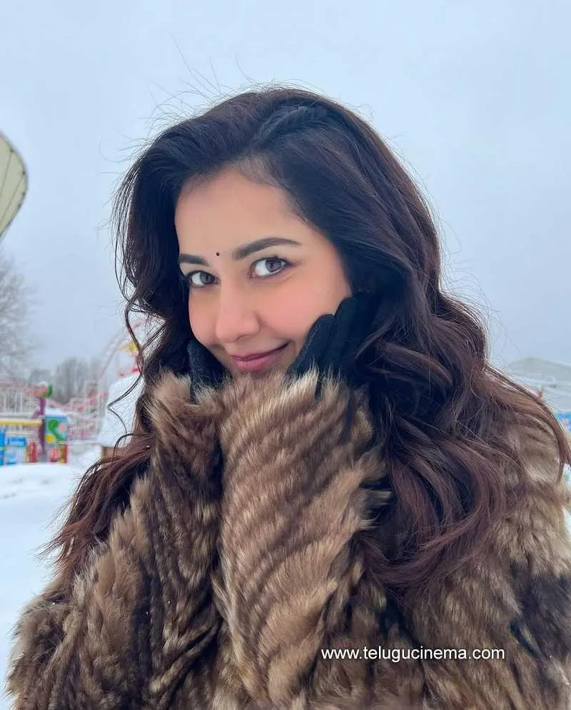 Raashikhanna Stills 020222 002