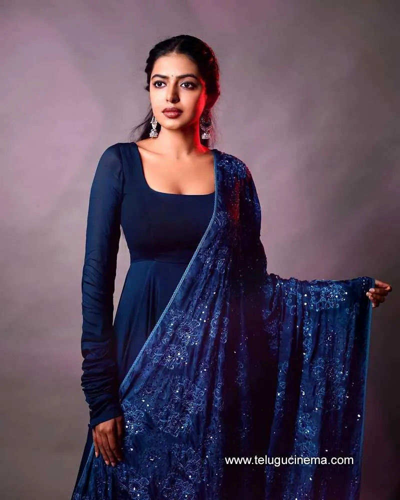 Shivani Stills 010222 004