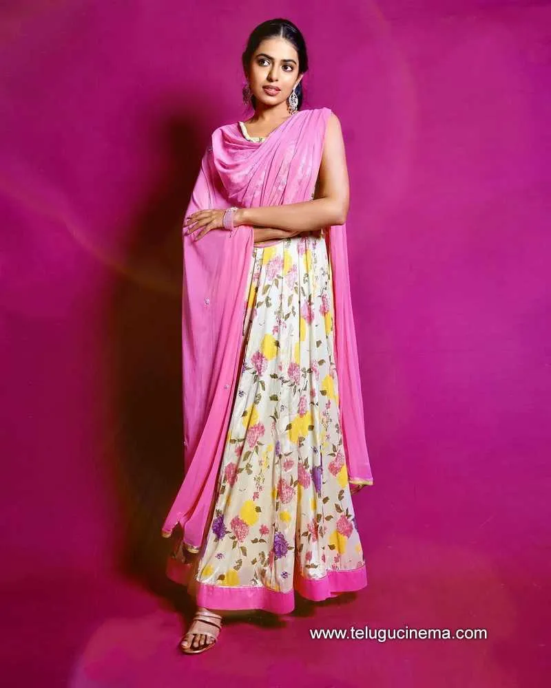 Shivani Stills 240222 003