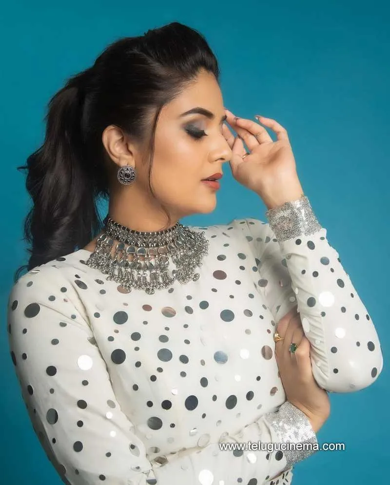 Sreemukhi Stills 160222 001