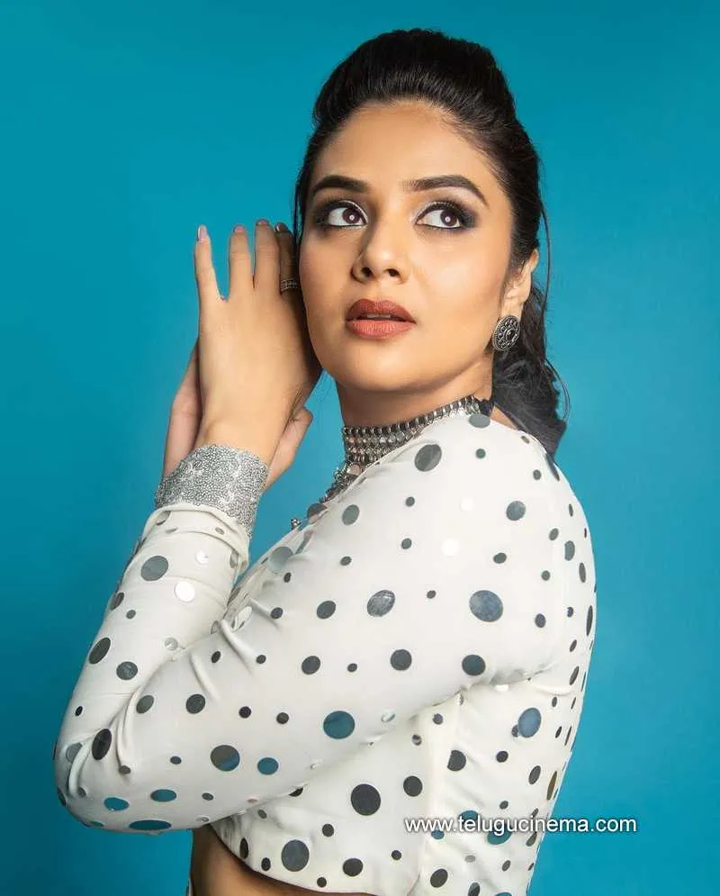 Sreemukhi Stills 160222 004