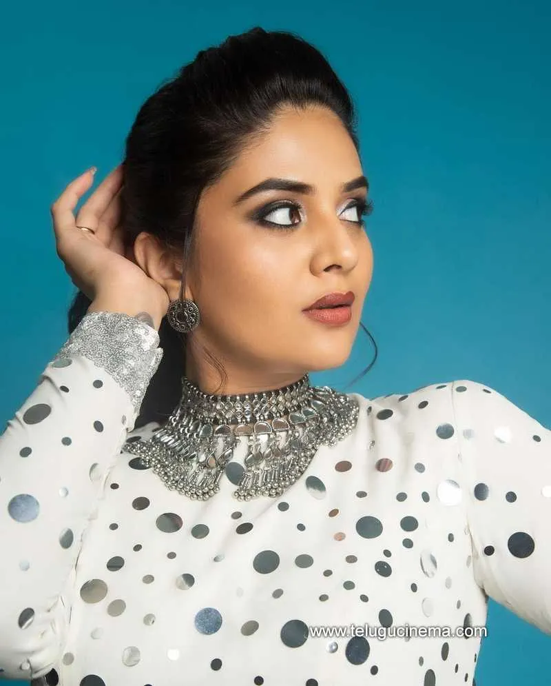 Sreemukhi Stills 160222 009