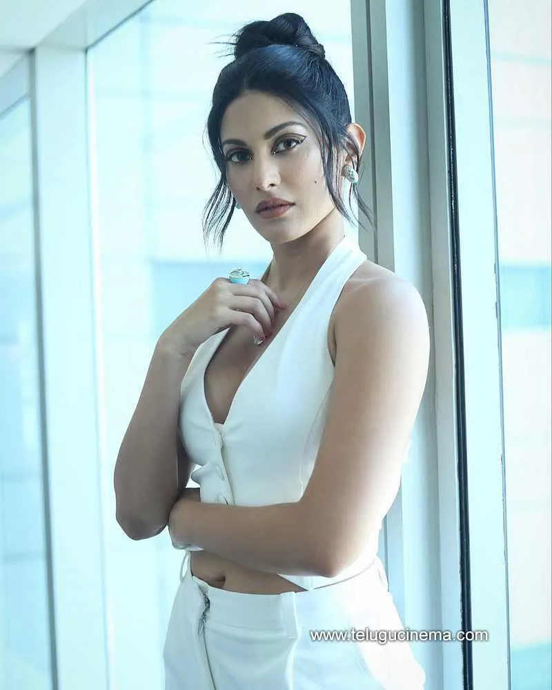 Amyra Stills 010322 001