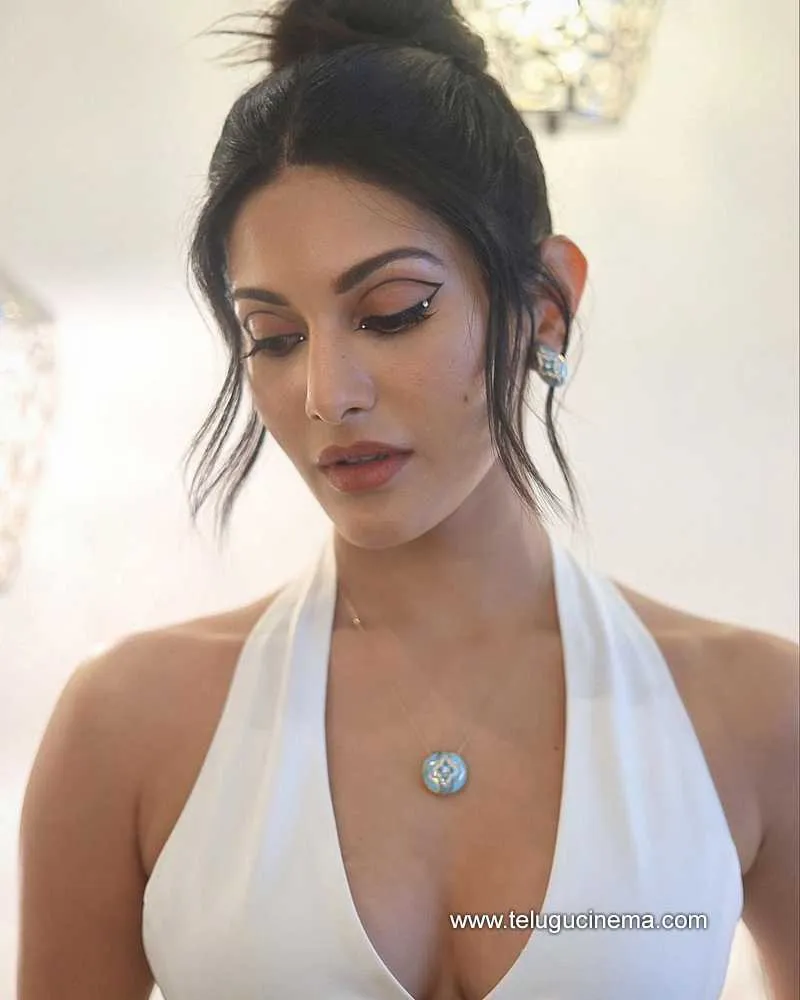 Amyra Stills 010322 003
