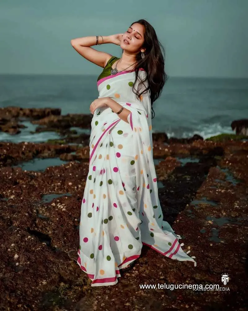 Anika Stills 110322 003