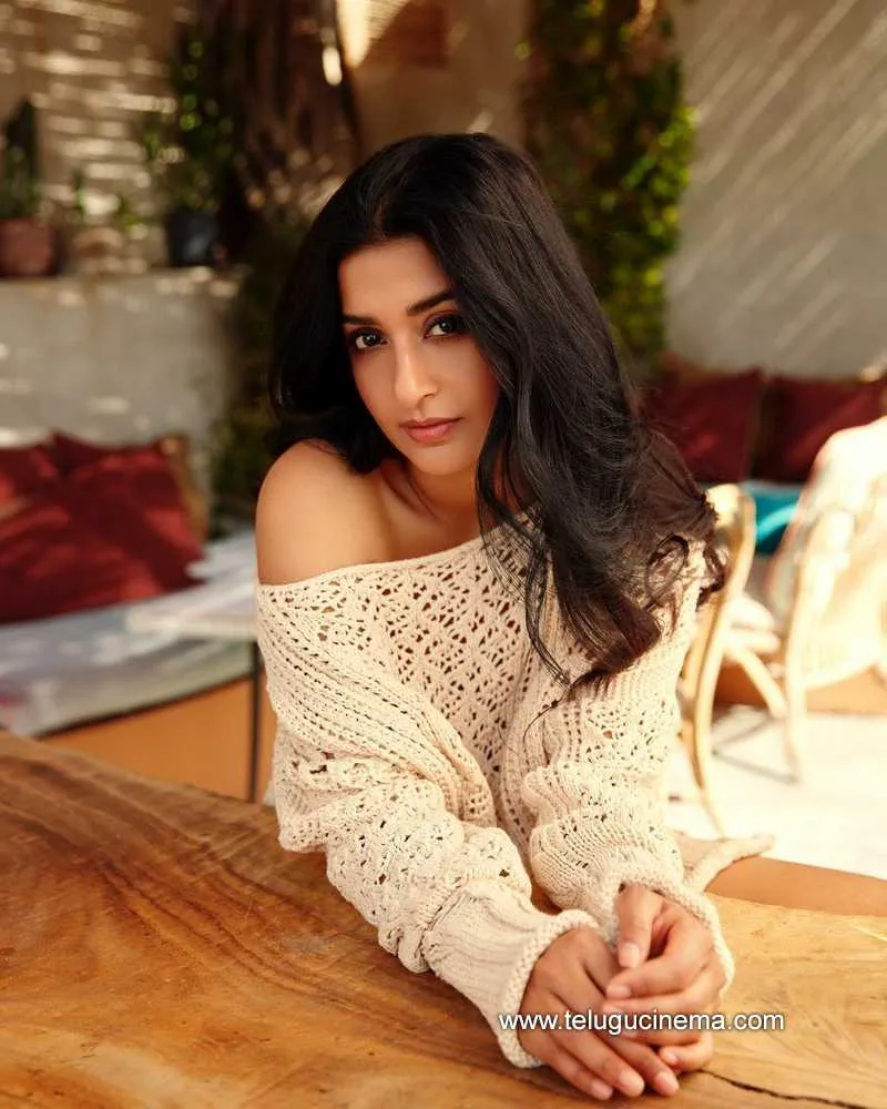 Meera Stills 290322 001