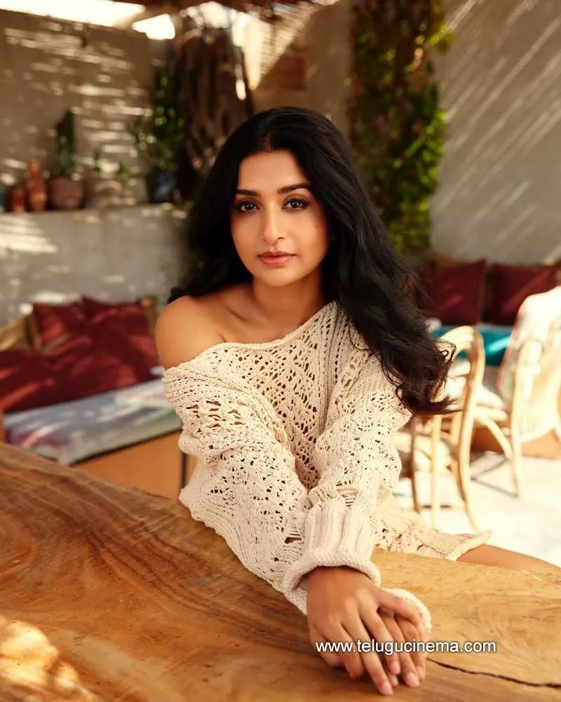 Meera Stills 290322 002