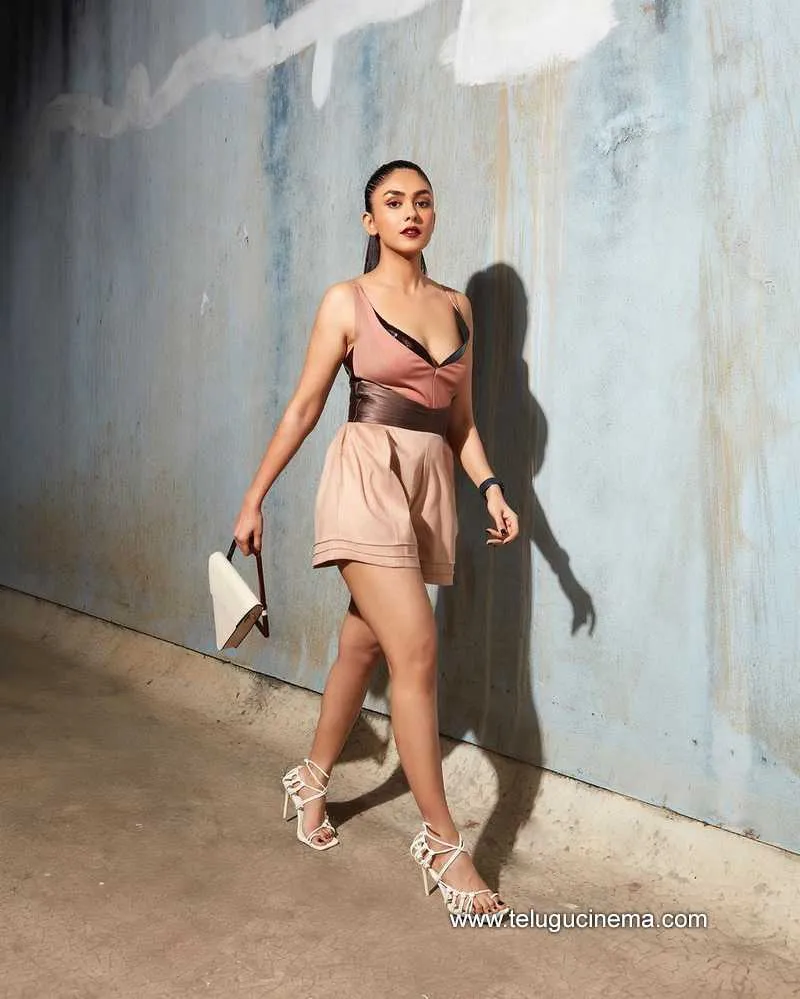 Mrunalthakur Stills 010322 002