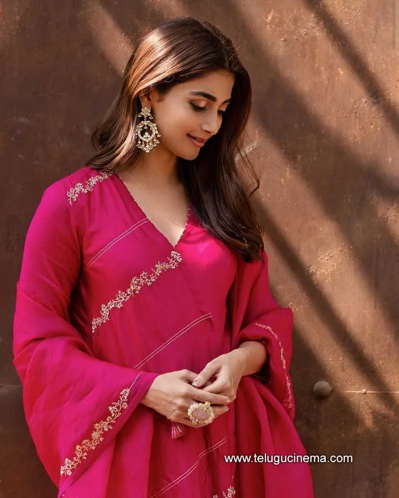 Pooja Stills 300322 002 1