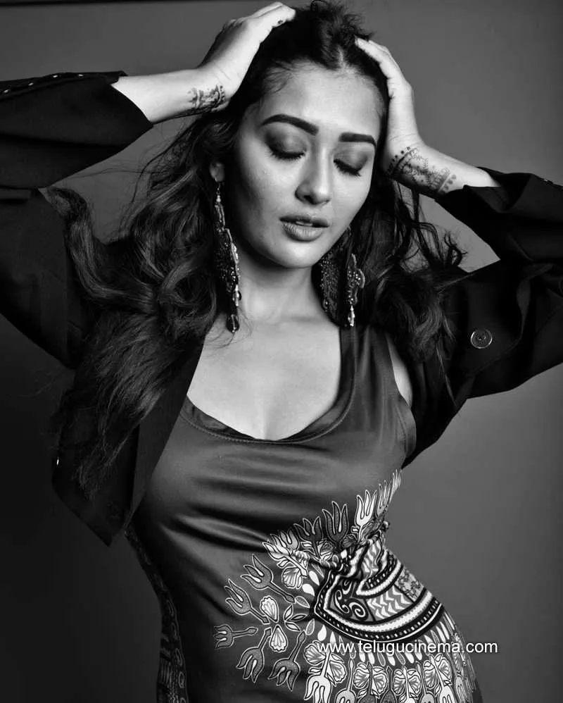 Poojajahveri Stills 090322 003