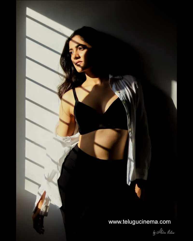 Simran Stills 240322 001