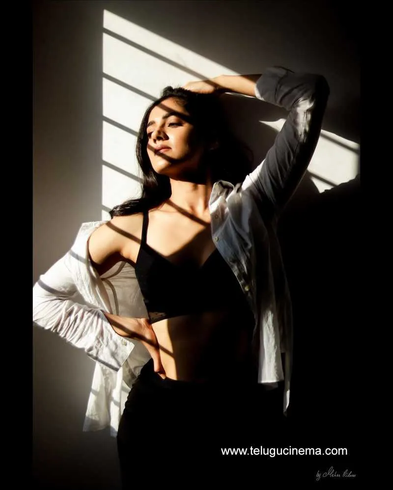 Simran Stills 240322 002