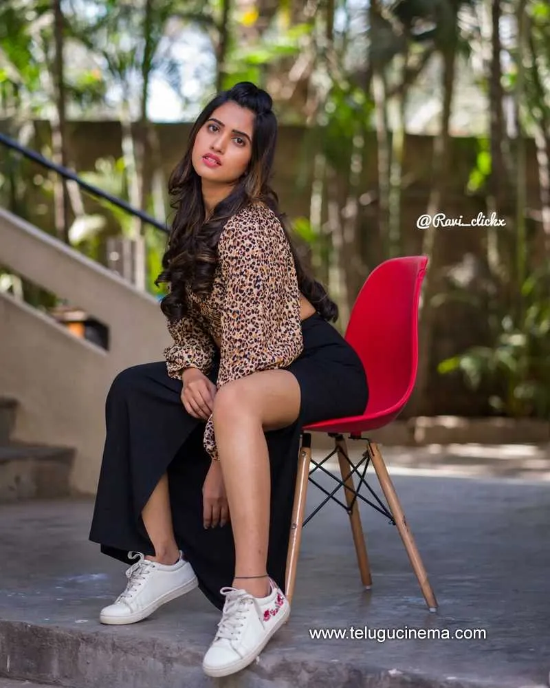 Sravanti Stills 030322 004