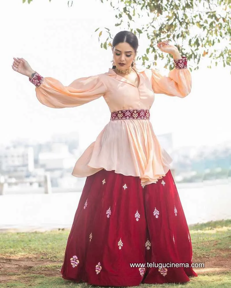Sreemukhi Stills 070322 001