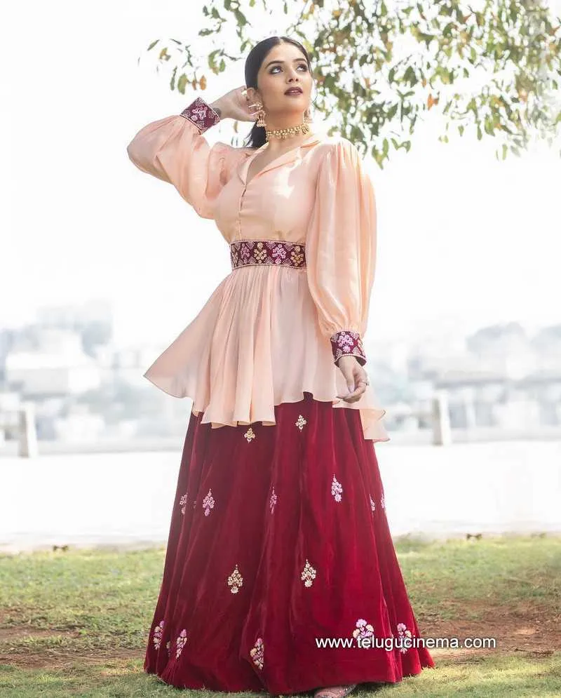 Sreemukhi Stills 070322 003