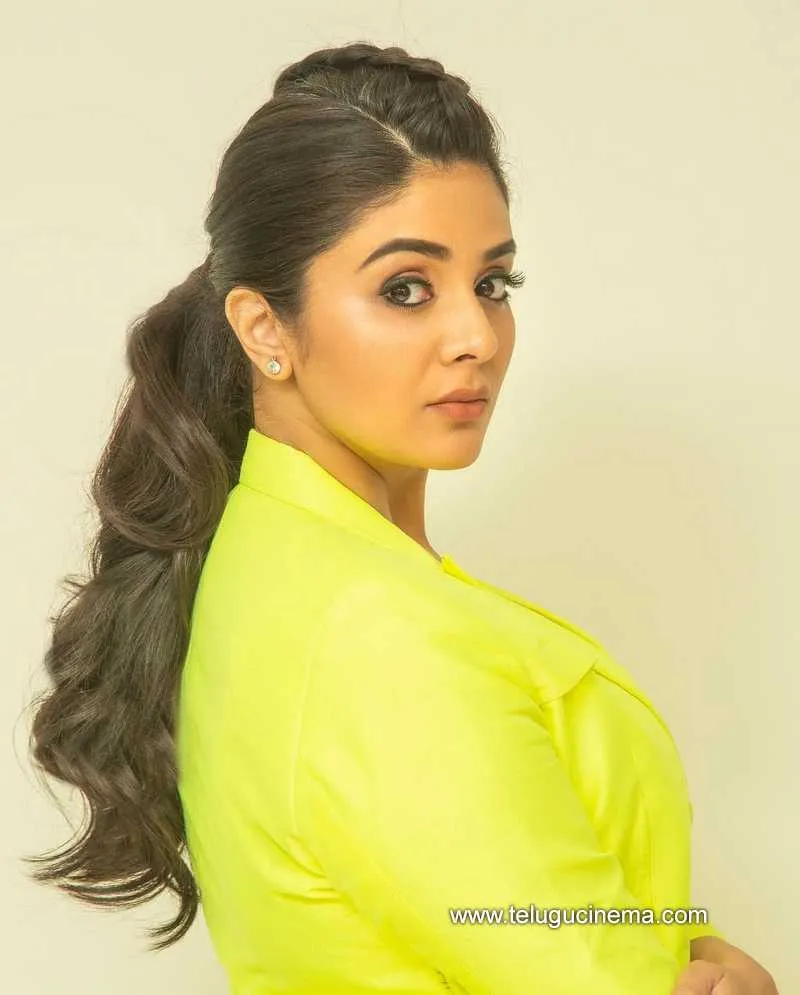 Sreemukhi Stills 270322 004