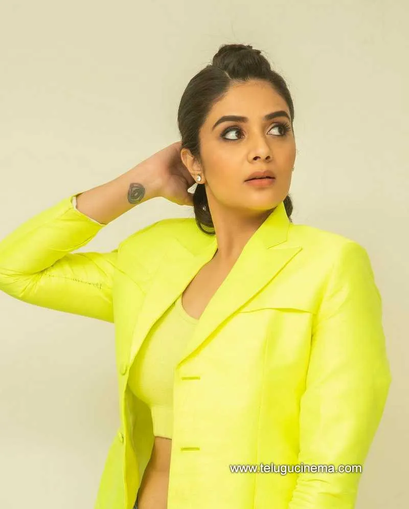 Sreemukhi Stills 270322 006