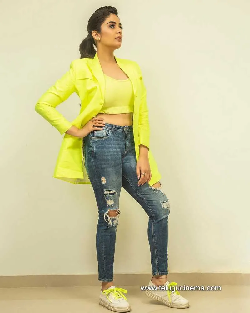 Sreemukhi Stills 270322 008