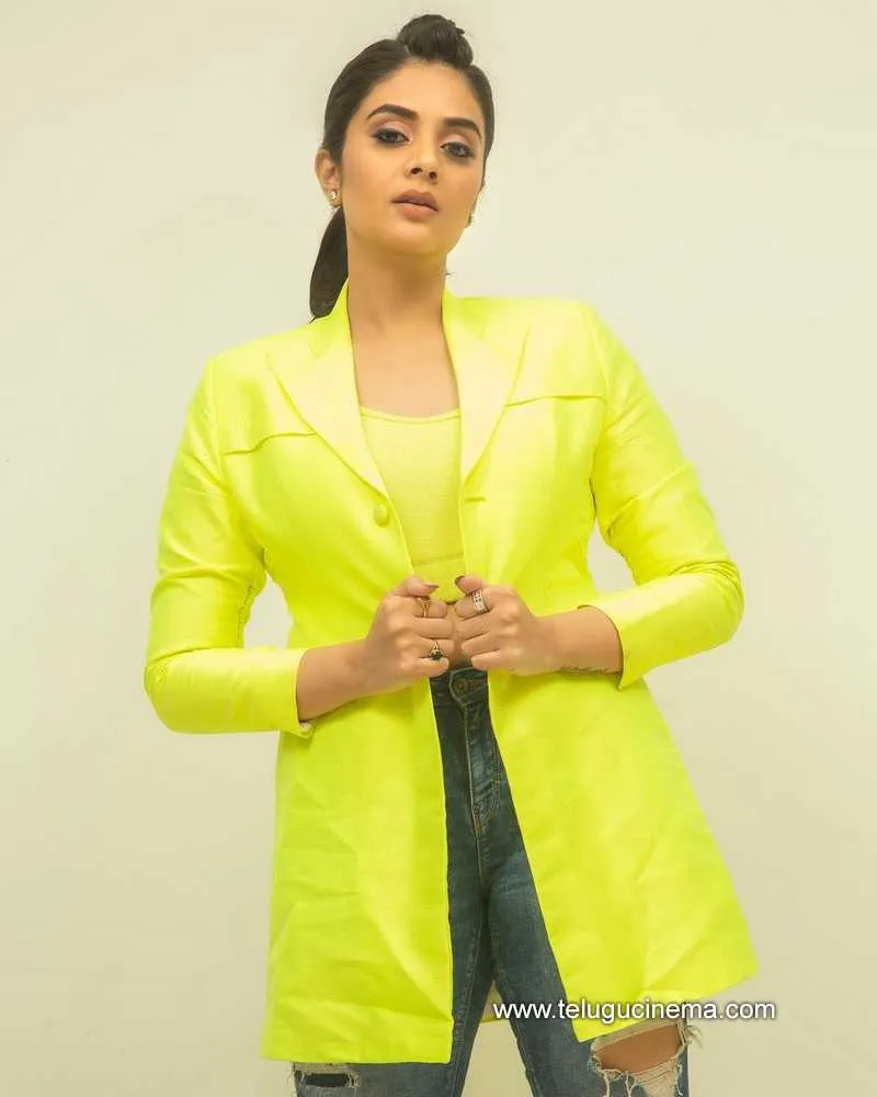 Sreemukhi Stills 270322 009
