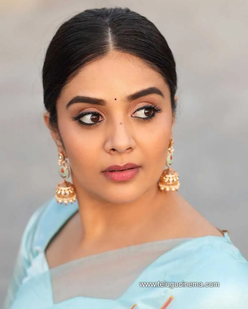 Sreemukhi Stills 300322 005