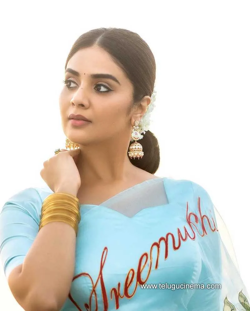 Sreemukhi Stills 300322 006