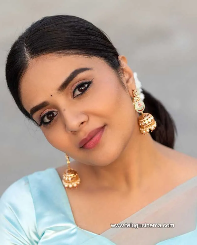 Sreemukhi Stills 300322 008