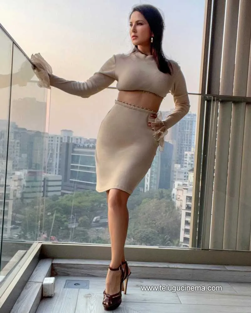Sunnyleone Stills 040322 003