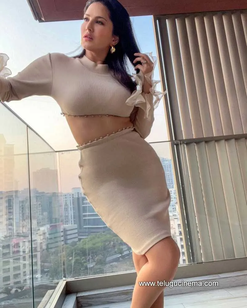 Sunnyleone Stills 040322 004