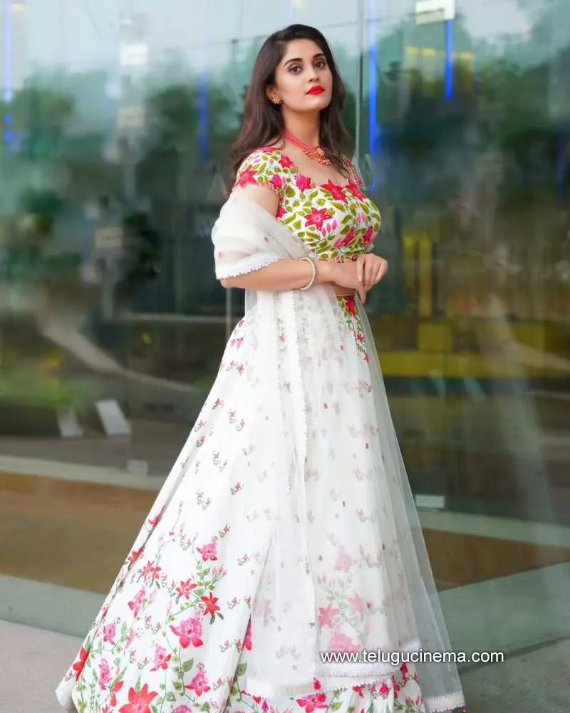 Surbhi Stills 210322 001