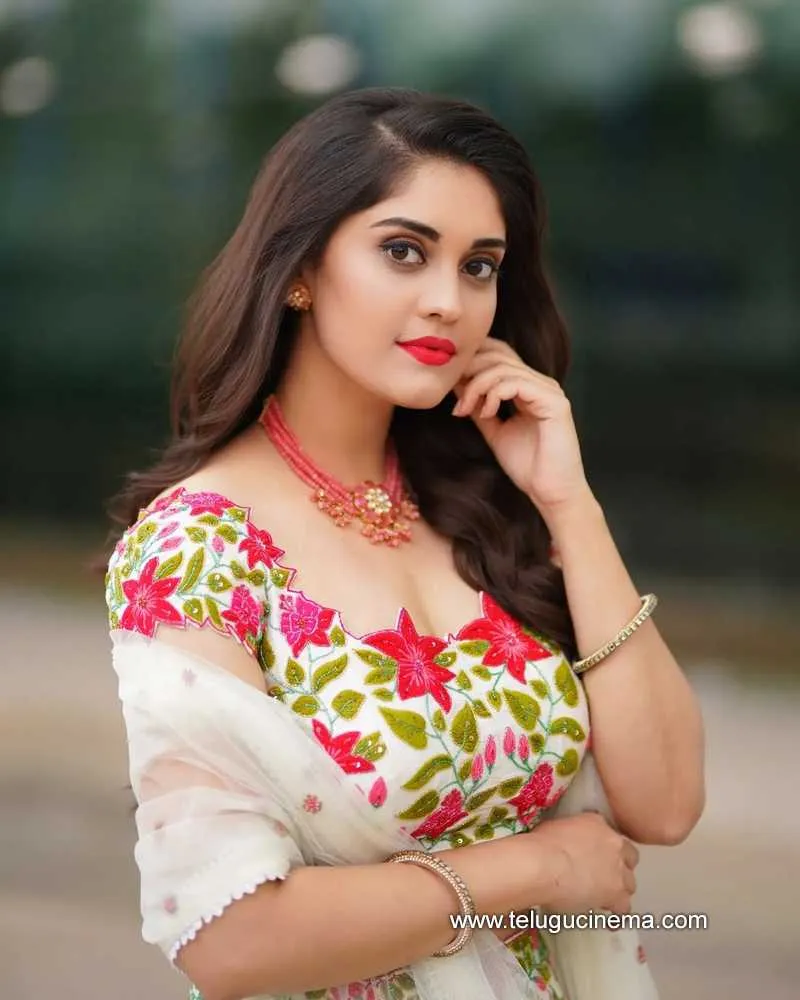 Surbhi Stills 210322 002